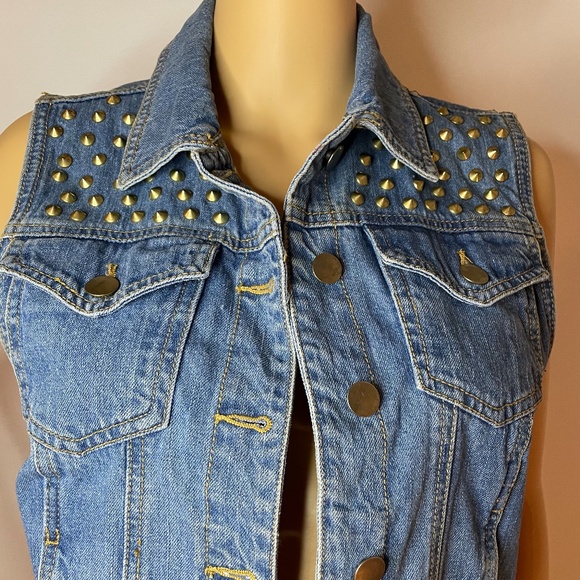 Super trendy Jean jacket with gold grommet details - Picture 3 of 9